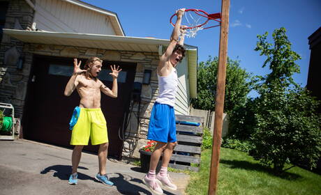 Der amerikanische Schönling Cristiano und der schöne Junge Leo Louis bohren draußen einen Arsch