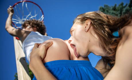 Der amerikanische Schönling Cristiano und der schöne Junge Leo Louis bohren draußen einen Arsch