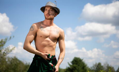 加拿大公牛馬利克·德爾加蒂和國王之心在戶外吸吮雞巴後操屁股