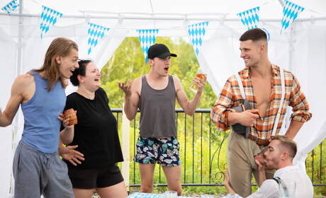 加拿大公牛馬利克·德爾加蒂和國王之心在戶外吸吮雞巴後操屁股