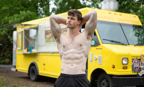 漂亮的美國男孩身材魁梧的芬恩哈丁和年輕帥哥克里斯在戶外吸吮後酷酷地操屁股