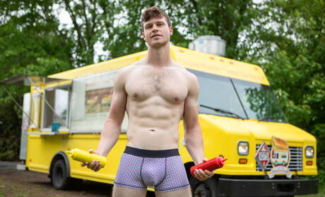 漂亮的美國男孩身材魁梧的芬恩哈丁和年輕帥哥克里斯在戶外吸吮後酷酷地操屁股