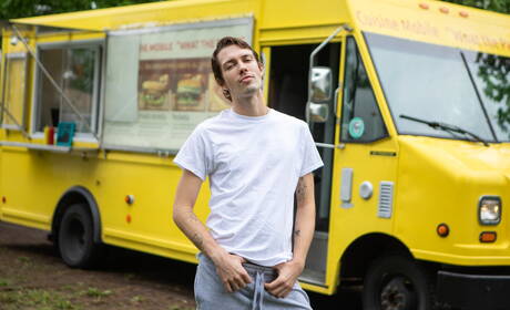 漂亮的美國男孩身材魁梧的芬恩哈丁和年輕帥哥克里斯在戶外吸吮後酷酷地操屁股