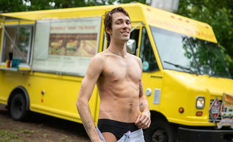 漂亮的美國男孩身材魁梧的芬恩哈丁和年輕帥哥克里斯在戶外吸吮後酷酷地操屁股