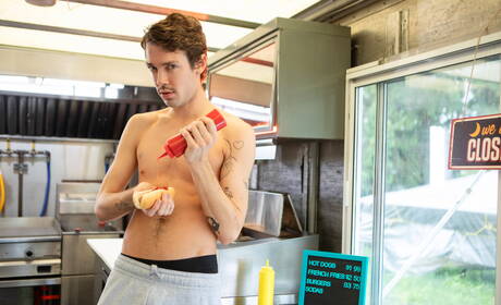 漂亮的美國男孩身材魁梧的芬恩哈丁和年輕帥哥克里斯在戶外吸吮後酷酷地操屁股