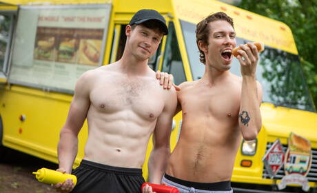 漂亮的美國男孩身材魁梧的芬恩哈丁和年輕帥哥克里斯在戶外吸吮後酷酷地操屁股