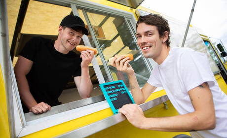 漂亮的美國男孩身材魁梧的芬恩哈丁和年輕帥哥克里斯在戶外吸吮後酷酷地操屁股