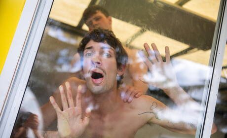 漂亮的美國男孩身材魁梧的芬恩哈丁和年輕帥哥克里斯在戶外吸吮後酷酷地操屁股