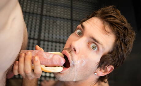 漂亮的美國男孩身材魁梧的芬恩哈丁和年輕帥哥克里斯在戶外吸吮後酷酷地操屁股