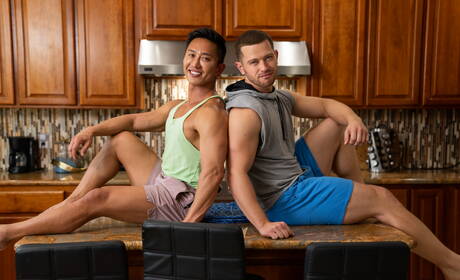 Dale und der gut gebaute Amerikaner Johnny Donovan ziehen sich aus und zeigen ihren schönen Hintern in der Küche
