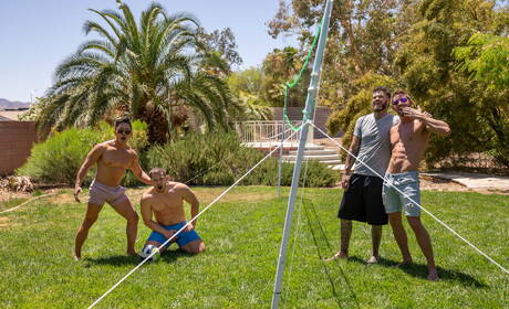 Dale und der gut gebaute Amerikaner Johnny Donovan ziehen sich aus und zeigen ihren schönen Hintern in der Küche