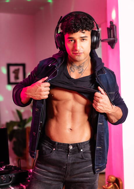 Men: Kanadyjski silny byk Kenzo Alvarez i amerykański młodzieniec Troye Dean w gorącej homoseksualnej akcji