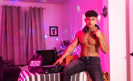 Kanadyjski silny byk Kenzo Alvarez i amerykański młodzieniec Troye Dean w gorącej homoseksualnej akcji