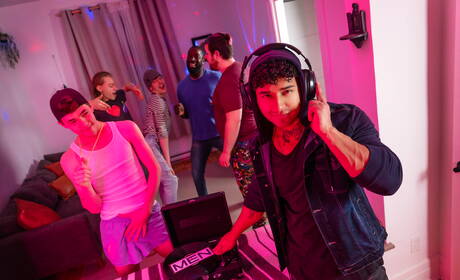 Kanadyjski silny byk Kenzo Alvarez i amerykański młodzieniec Troye Dean w gorącej homoseksualnej akcji