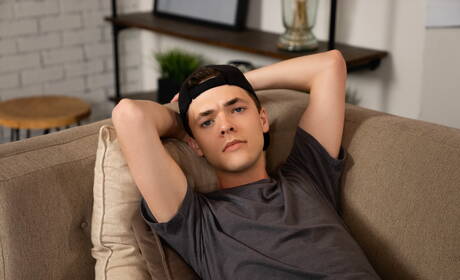 ホットなアメリカ人の男、ホットなトゥインクのトロイ・ディーンと筋肉質のクリス・ホワイトが良いアナルセックスをする