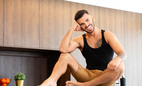 Der harte Latino-Typ Pol Prince und der haarige portugiesische Bär Sir Peter durchbohren einen Arsch mit Fisting