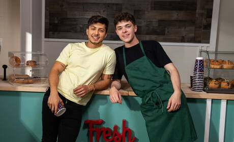 Zwei amerikanische Jungs, der junge Angel Rivera und der heiße Twink Troye Dean in einer heißen Homosexuellenszene