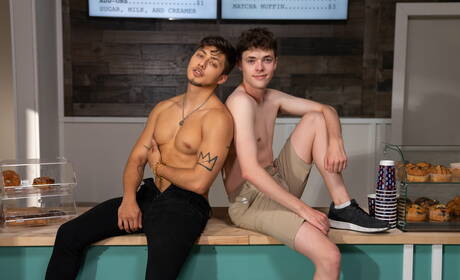 Zwei amerikanische Jungs, der junge Angel Rivera und der heiße Twink Troye Dean in einer heißen Homosexuellenszene