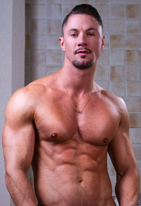 Le super étalon canadien Skyy Knox et le super étalon anglais Mickey Taylor baisent le cul après une fellation