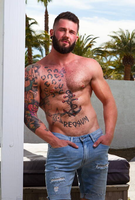 Hot americans, young Zak Bishop and beefy Johnny Hill fuck ass after blowjob outdoor