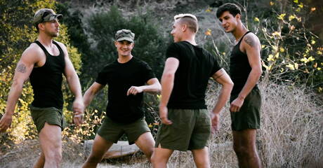 Heiße amerikanische Jungs Muskelprotze Elliot Finn und Superhengst Justin Matthews haben eine heiße Pärchenszene im Freien