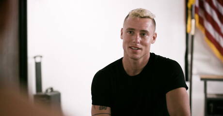 Heiße amerikanische Jungs Muskelprotze Elliot Finn und Superhengst Justin Matthews haben eine heiße Pärchenszene im Freien