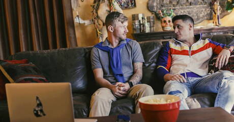 Der muskulöse amerikanische Star Dalton Riley und der junge Ryan Jordan haben heißen Paarsex unter der Dusche