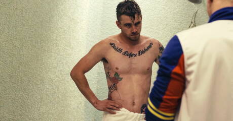 Der muskulöse amerikanische Star Dalton Riley und der junge Ryan Jordan haben heißen Paarsex unter der Dusche