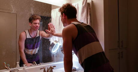 Zwei amerikanische Kerle, der große Michael Delray und der reife Bär Ricky Larkin, ficken sich in den Arsch, nachdem sie in der Badewanne einen Schwanz gelutscht haben