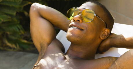 Heiße amerikanische Kerle, der attraktive Adrian Hart und der Bär Lance Charger, bei heißem interracialem Arschfick mit Fisting draußen