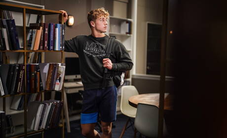 Las estrellas porno estadounidenses Felix Fox y Ryan Bailey se follan el culo después de chuparlo