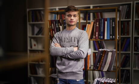 Les stars du porno américaines Felix Fox et le jeune Ryan Bailey baisent le cul après avoir sucé