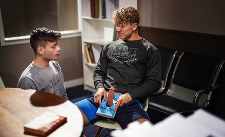 Las estrellas porno estadounidenses Felix Fox y Ryan Bailey se follan el culo después de chuparlo