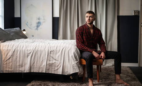 Husky facet Devy i amerykański muskularny Felix Fox ruchają się w dupę po obciąganie