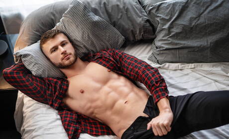 Husky facet Devy i amerykański muskularny Felix Fox ruchają się w dupę po obciąganie