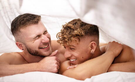 Husky facet Devy i amerykański muskularny Felix Fox ruchają się w dupę po obciąganie