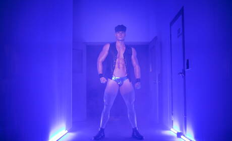 加拿大健壯的Skyy Knox和加拿大肌肉發達的Malik Delgaty進行了一場火熱的性愛