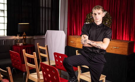 Les mecs sexy Theo Brady, Johnny Donovan et Clark Delgaty dans un trio de sexe anal torride