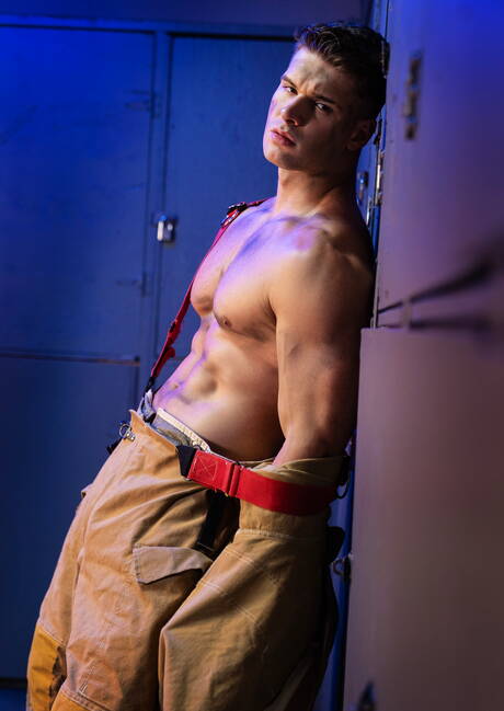 Canadian muscular Malik Delgaty and american hot twink Troye Dean sucking and screwing each other in shower