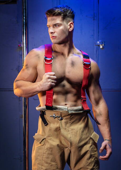 El musculoso canadiense Malik Delgaty y el jovencito estadounidense Troye Dean se chupan y follan mutuamente en la ducha