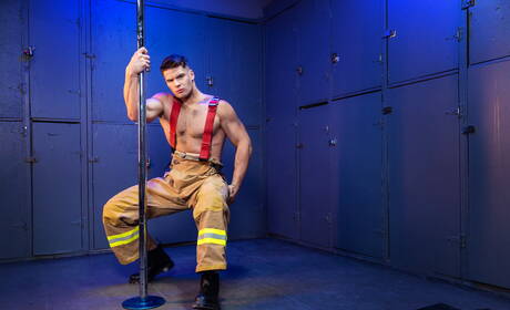 Canadian muscular Malik Delgaty and american hot twink Troye Dean sucking and screwing each other in shower