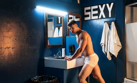 Der muskulöse Kanadier Malik Delgaty und der heiße amerikanische Twink Troye Dean lutschen und vögeln sich gegenseitig unter der Dusche