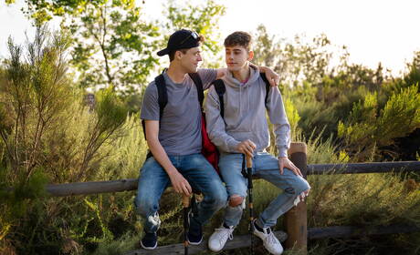 漂亮的美國男孩喬伊·米爾斯和帥哥特羅耶·迪恩在戶外享受了一場精彩的肛交