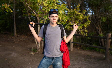 漂亮的美國男孩喬伊·米爾斯和帥哥特羅耶·迪恩在戶外享受了一場精彩的肛交