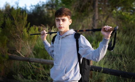 漂亮的美國男孩喬伊·米爾斯和帥哥特羅耶·迪恩在戶外享受了一場精彩的肛交