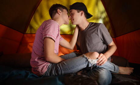 漂亮的美國男孩喬伊·米爾斯和帥哥特羅耶·迪恩在戶外享受了一場精彩的肛交