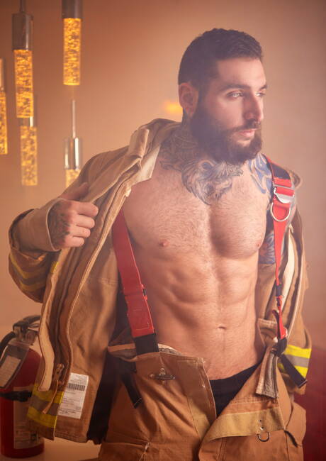 アメリカのイケメン、テオ・ブレイディとカナダの屈強な雄牛、トニー・ダンジェロがお互いを吸ったりファックしたりしている