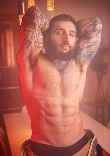 アメリカのイケメン、テオ・ブレイディとカナダの屈強な雄牛、トニー・ダンジェロがお互いを吸ったりファックしたりしている