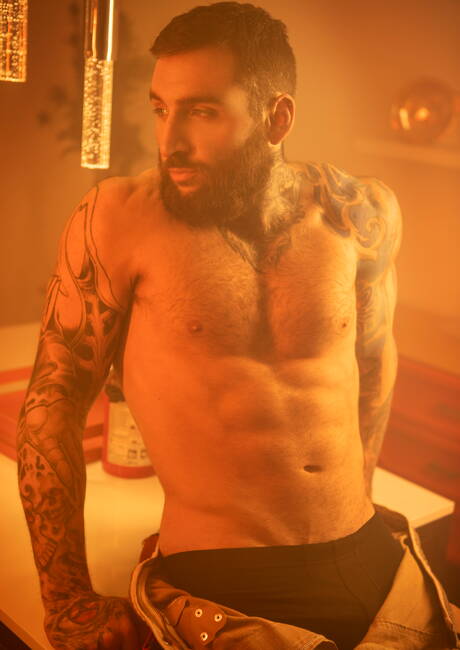 美國帥哥Theo Brady和加拿大猛男Tony Dangelo互相吸吮和操弄