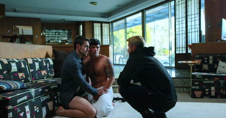 Die heißen Kumpels Johnny Ford, Dakota Payne und Dante Colle beim heißen Dreier-Analsex